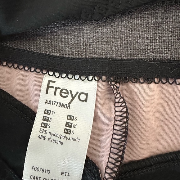 FREYA Deco Darling Black Lace Floral Garter Belt and Panty Set with bows & gem - Picture 8 of 12